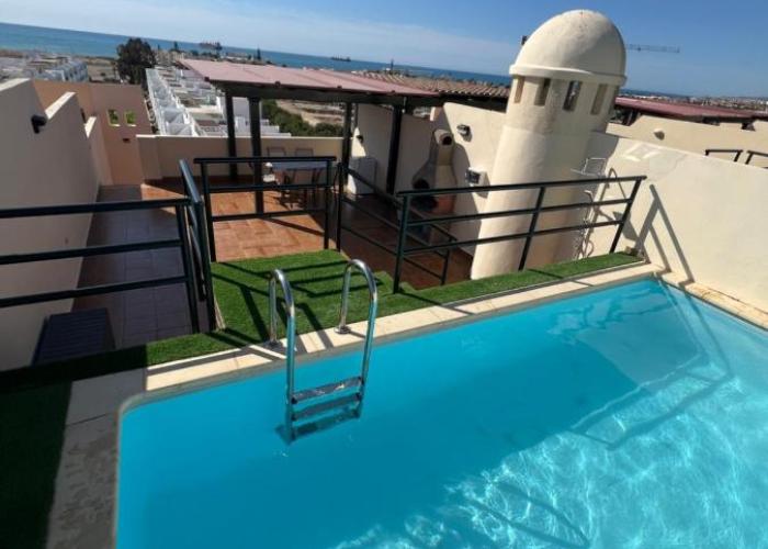 Ático con vistas al mar y piscina privada