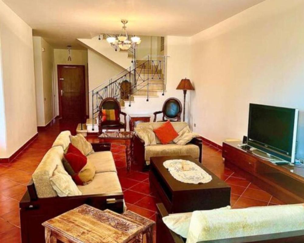 Luxury 5BR Villa with Sea View & Garden in Einbay