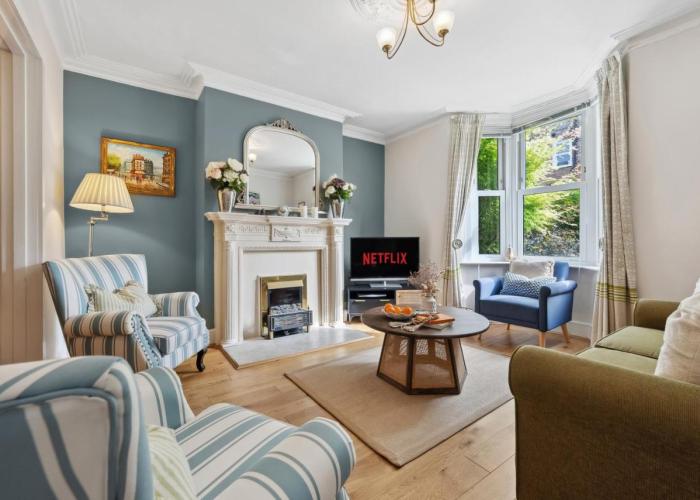 Stunning & Stylish 2 Bedrooms Property Retreat, Central Winchester, Chic & Spacious, Free On-Street Parking, Sleeps 6 - by Blue Puffin Stays