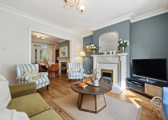Stunning & Stylish 2 Bedrooms Property Retreat, Central Winchester, Chic & Spacious, Free On-Street Parking, Sleeps 6 - by Blue Puffin Stays
