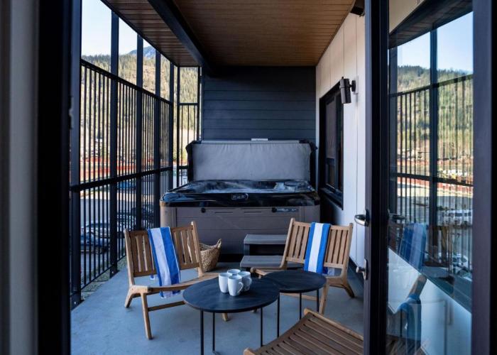Drop in Condo by Revelstoke Vacations