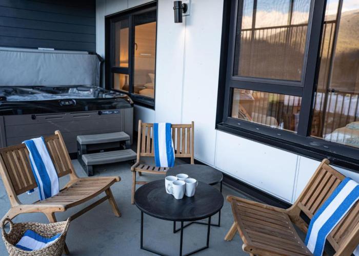 Drop in Condo by Revelstoke Vacations