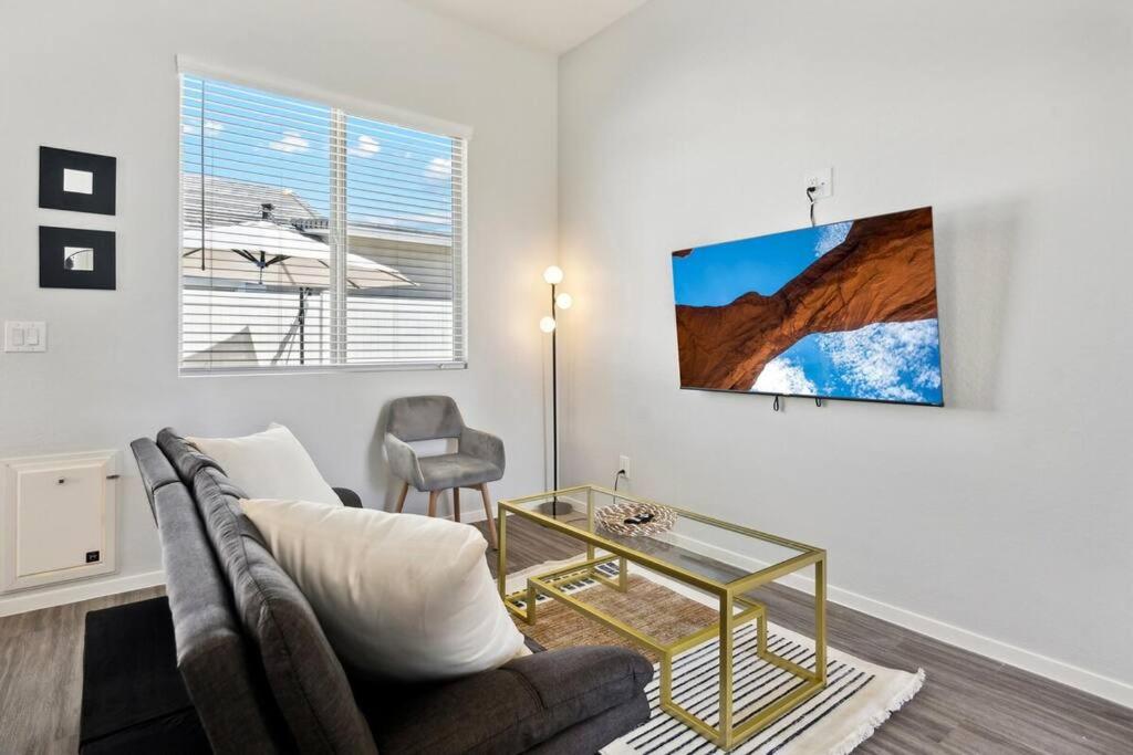 Breezy Modern House in Casa Grande with Pool,BBQ