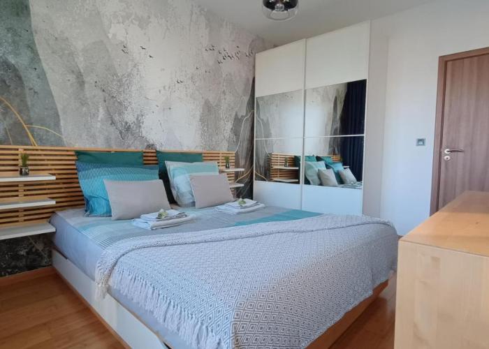Modern Comfort near Airport, The Mall, TechPark by KeyBox