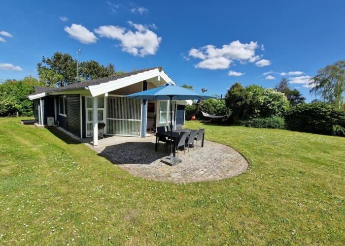 Holiday house by a fantastic beach and free WiFi