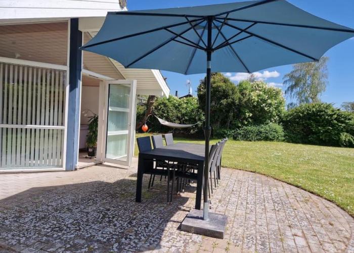 Holiday house by a fantastic beach and free WiFi
