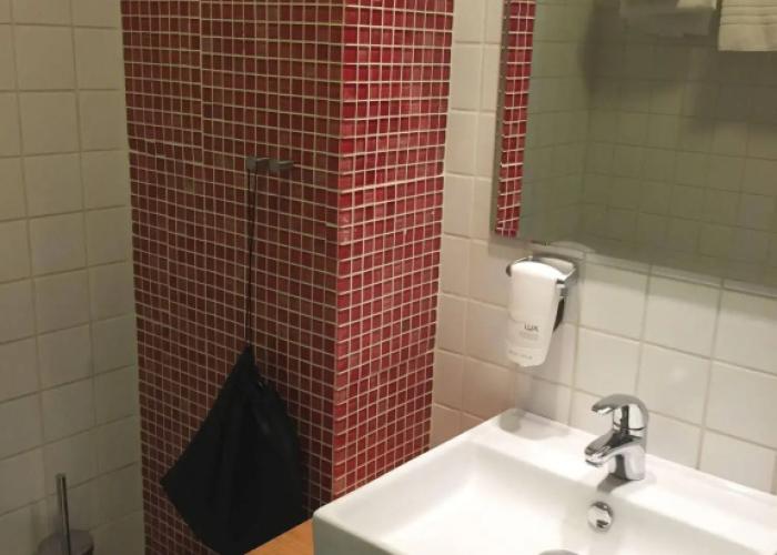 Adels Lågprishotell