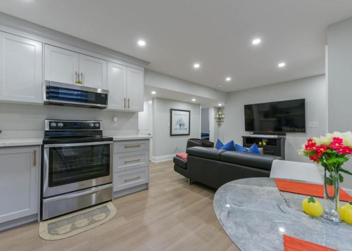 Stunning 2 bedroom - Oakville Prime Location
