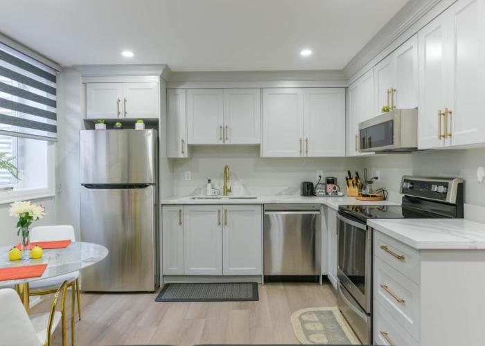 Stunning 2 bedroom - Oakville Prime Location
