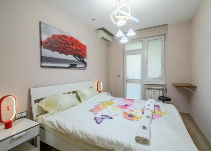 Top Center Retreat, Close to Main street, FREE Parking
