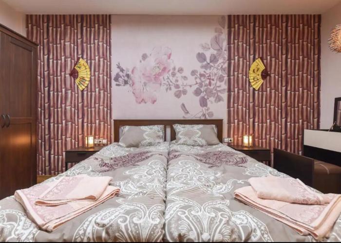 Top Center Retreat, Close to Main street, FREE Parking
