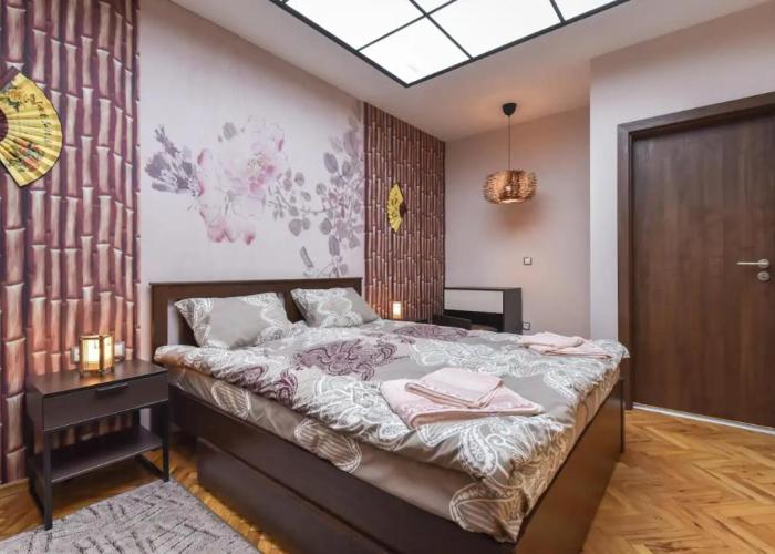 Top Center Retreat, Close to Main street, FREE Parking