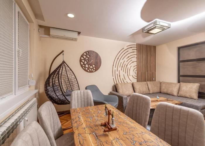 Top Center Retreat, Close to Main street, FREE Parking