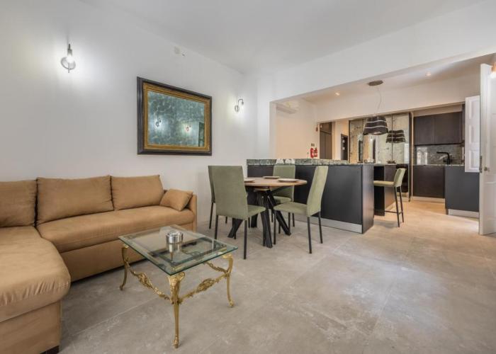 Traditional 2BR Stylish Townhouse with Maltese Balcony - Close to Triton Fountain Valletta, Sliema & Saint Julians