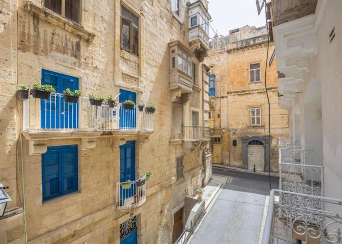 Traditional 2BR Stylish Townhouse with Maltese Balcony - Close to Triton Fountain Valletta, Sliema & Saint Julians
