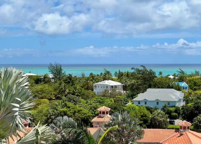 Extra spacious oceanview condo 5 min from pristine beach
