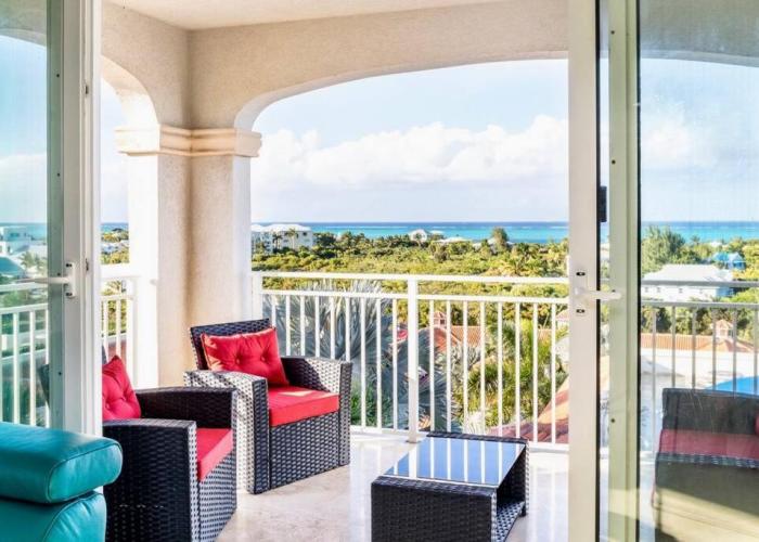 Extra spacious oceanview condo 5 min from pristine beach