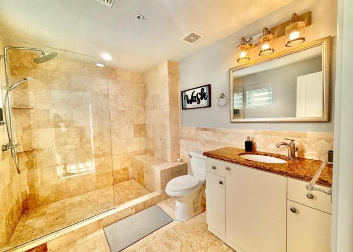 Extra spacious oceanview condo 5 min from pristine beach