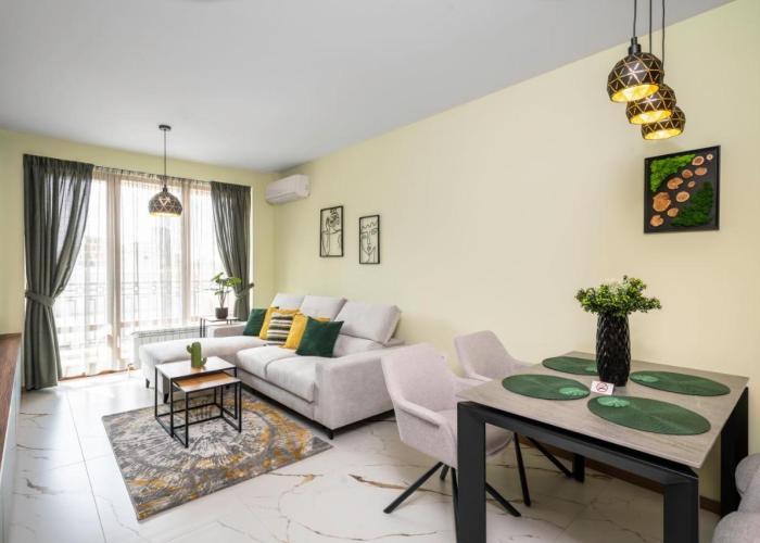 Stylish Urban Haven with Dedicated Parking Spot by Flat Mаnager