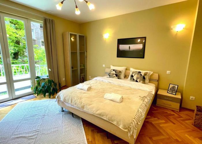 Bohemian Bright & Calm 2BR - Top center - Private Balcony