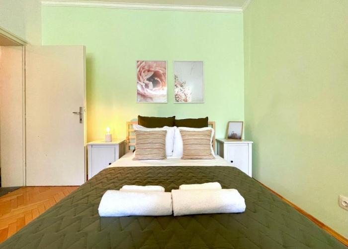 Bohemian Bright & Calm 2BR - Top center - Private Balcony
