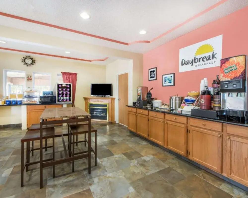 фото Days Inn by Wyndham Ottumwa