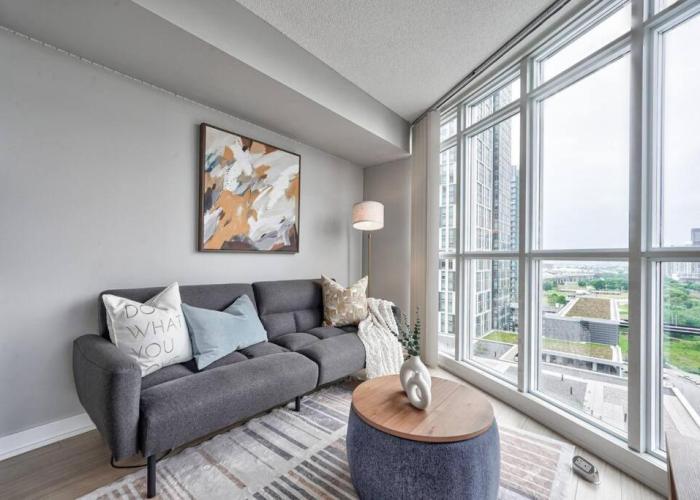 Entertainment District 1 bedroom free parking DT Toronto