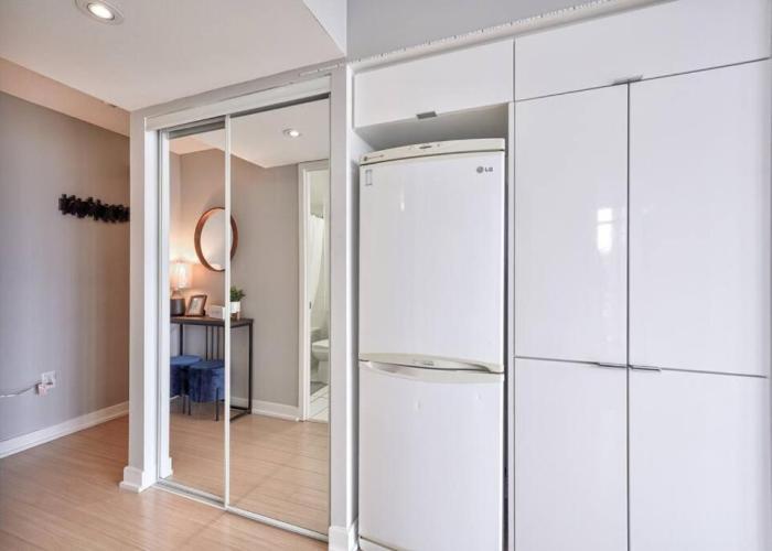Entertainment District 1 bedroom free parking DT Toronto