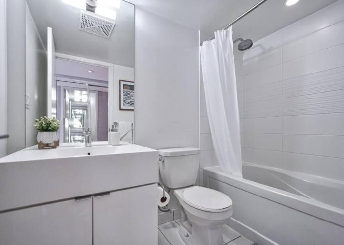 Entertainment District 1 bedroom free parking DT Toronto