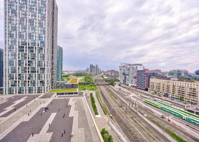 Entertainment District 1 bedroom free parking DT Toronto