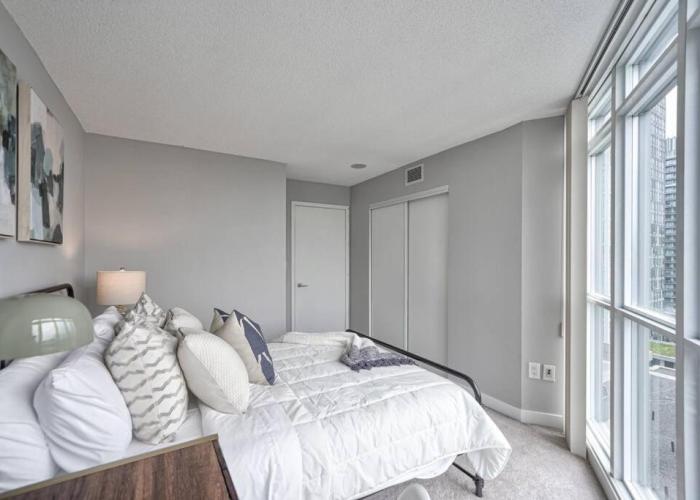 Entertainment District 1 bedroom free parking DT Toronto