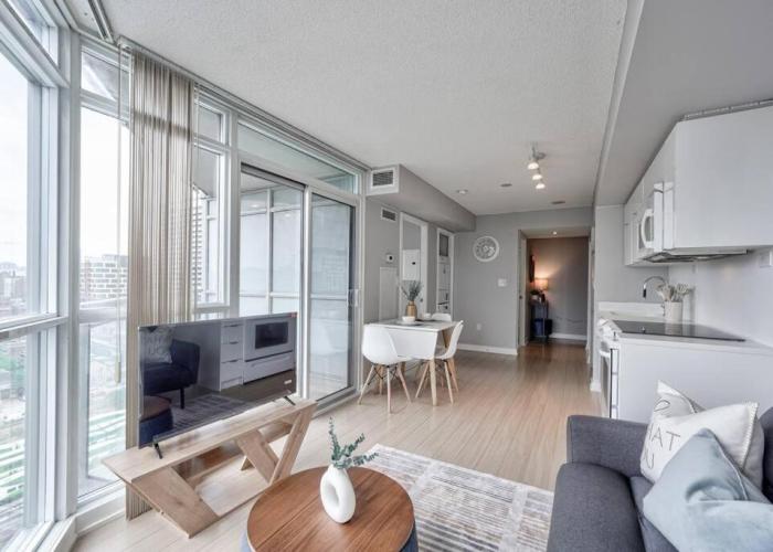 Entertainment District 1 bedroom free parking DT Toronto