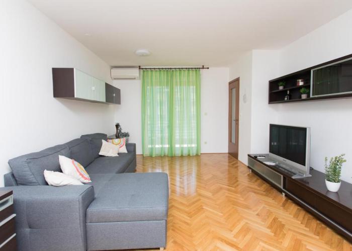 Family apartment with private garage