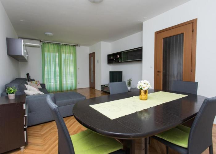 Family apartment with private garage