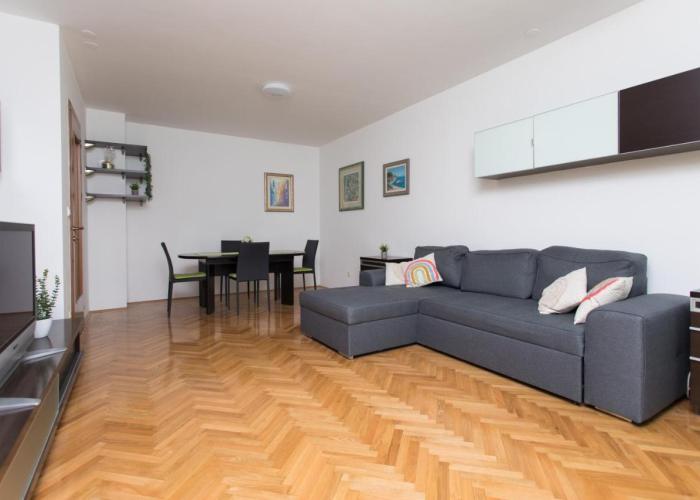 Family apartment with private garage
