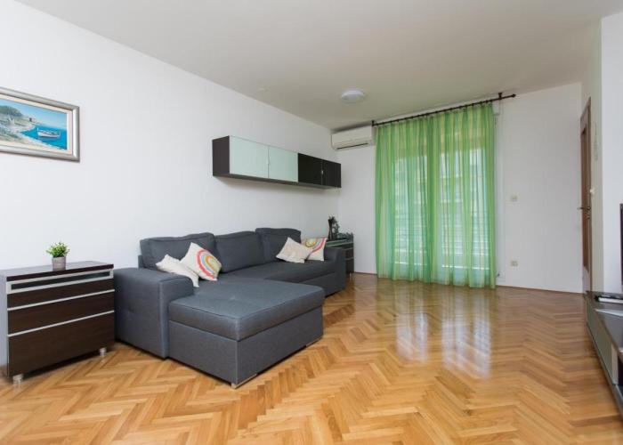 Family apartment with private garage