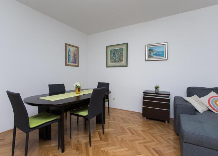 Family apartment with private garage