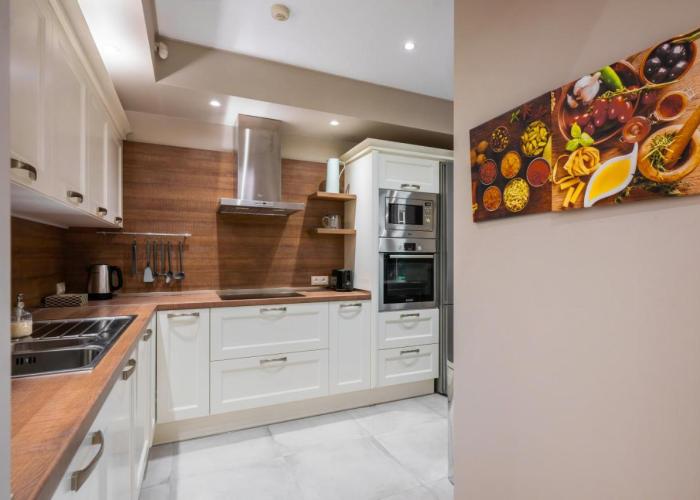Elegant Escape in The Heart of The City by Flat Mаnager