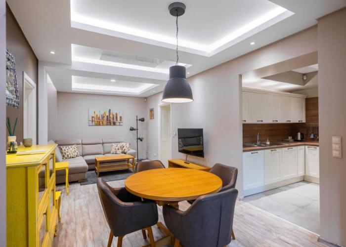 Elegant Escape in The Heart of The City by Flat Mаnager