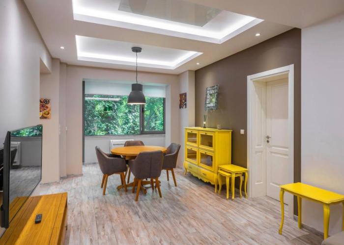Elegant Escape in The Heart of The City by Flat Mаnager