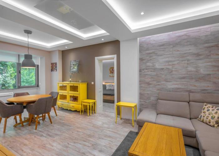 Elegant Escape in The Heart of The City by Flat Mаnager