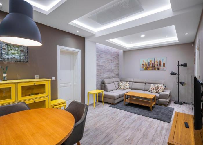 Elegant Escape in The Heart of The City by Flat Mаnager