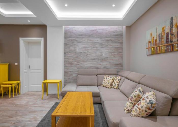 Elegant Escape in The Heart of The City by Flat Mаnager