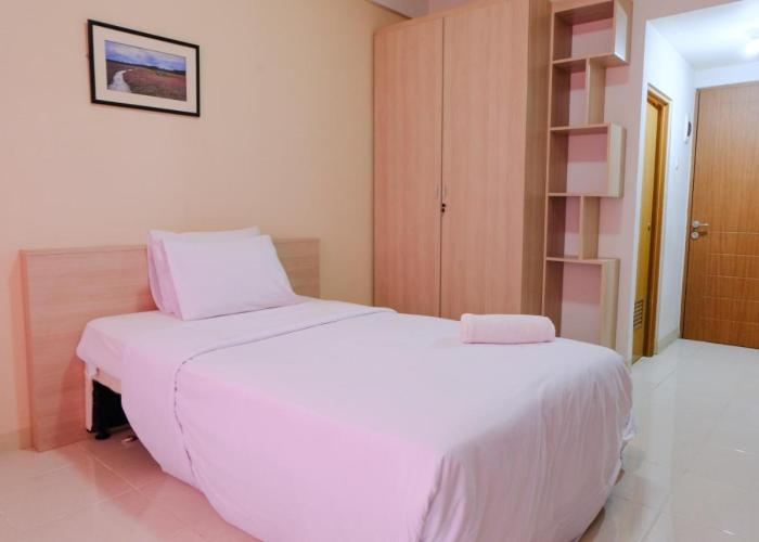 Great Deal Studio at Pinewood Apartment By Travelio