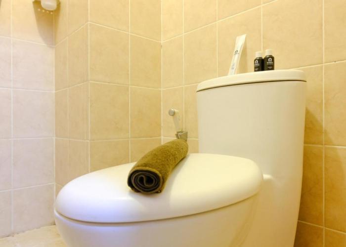 Great Deal Studio at Pinewood Apartment By Travelio