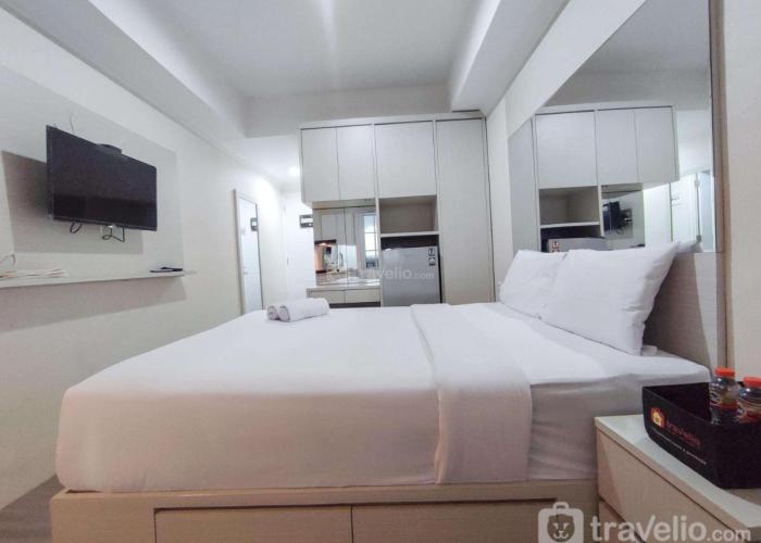 Warm and Cozy Style Studio Room at Paltrow City Apartment By Travelio