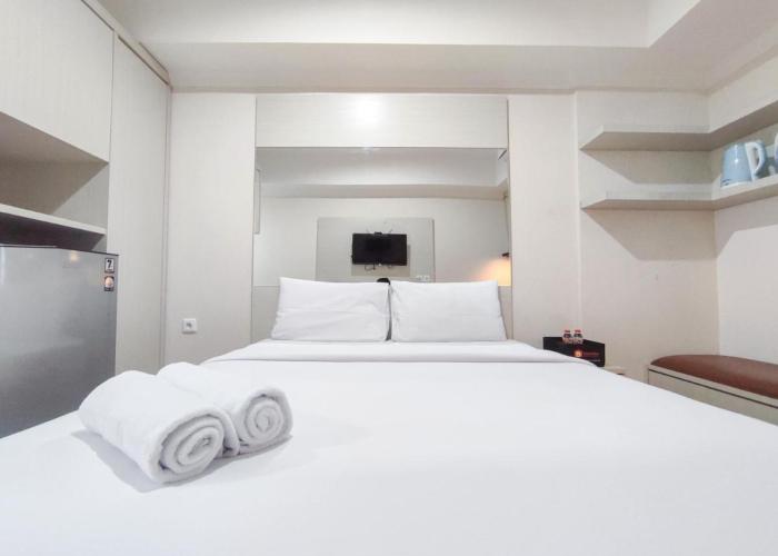 Warm and Cozy Style Studio Room at Paltrow City Apartment By Travelio