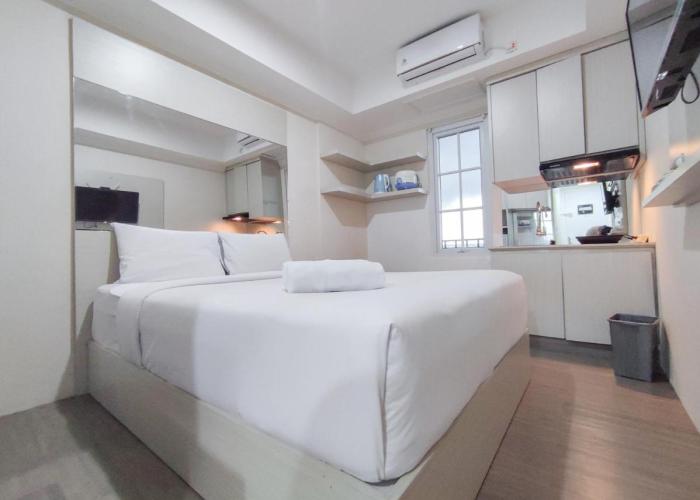 Warm and Cozy Style Studio Room at Paltrow City Apartment By Travelio