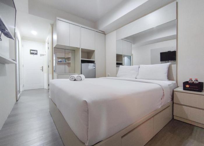 Warm and Cozy Style Studio Room at Paltrow City Apartment By Travelio