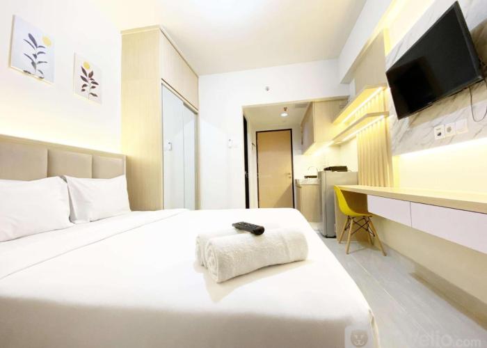 Fancy and Nice Studio at The Alton Apartment By Travelio